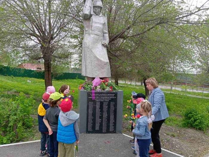 митинг у памятника погибшего солдата