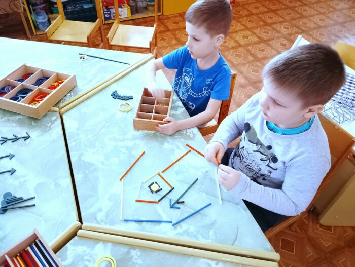 Занятия в старшей группе компенс.направ. с использованием набора Дары Фребеля Путешествие по сказке Колобок (4)