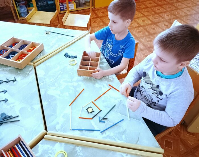 Занятия в старшей группе компенс.направ. с использованием набора Дары Фребеля Путешествие по сказке Колобок (6)