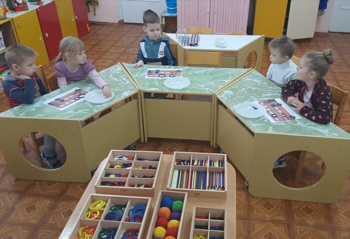 Конструирование из игрового пособия Дары Фрёбеля (4)
