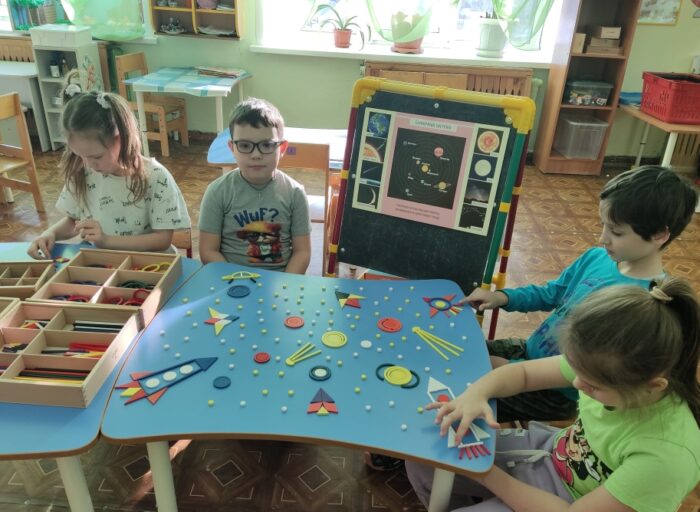 Конструирование из игрового пособия Дары Фрёбеля (6)