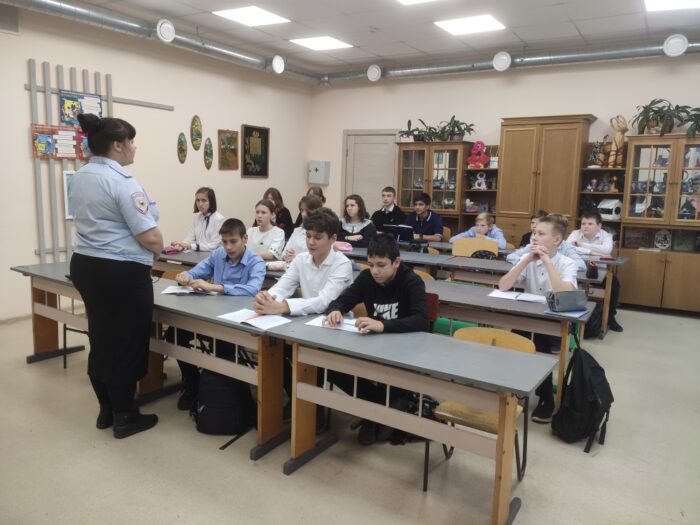 Встречи инспектора по делам несовершеннолетних с обучающимися 8 и 7 классов (2)