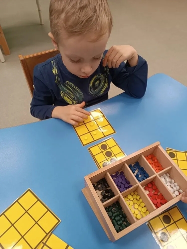 занятие «Разложи по образцу» с использование игрового пособия «Дары Фрёбеля» (1)