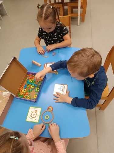 занятие «Разложи по образцу» с использование игрового пособия «Дары Фрёбеля» (2)