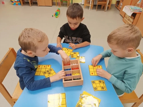 занятие «Разложи по образцу» с использование игрового пособия «Дары Фрёбеля» (5)