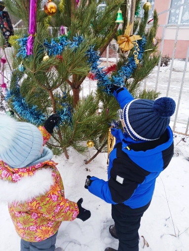 Украшение ёлки в детском саду (1)