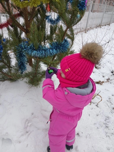 Украшение ёлки в детском саду (2)