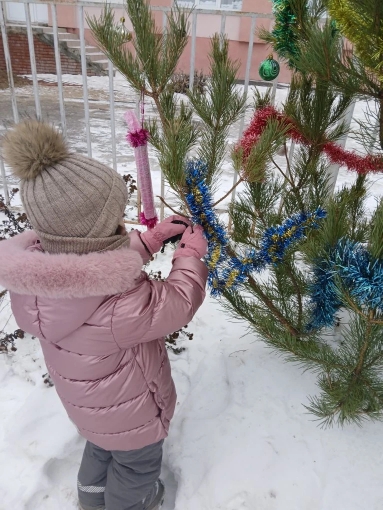 Украшение ёлки в детском саду (4)