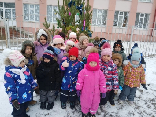 Украшение ёлки в детском саду (5)