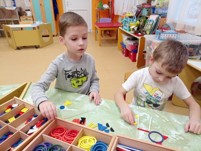 занятие Конструирование с помощью игрового пособия «Дары Фрёбеля» (Кошка и собака) (1)