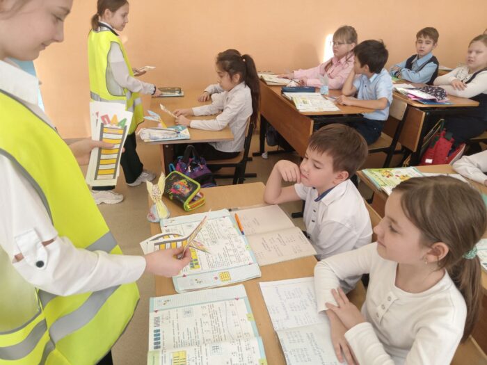 БезопаснаяЗима учащиеся начальной школы повторили правила дорожного движения (1)