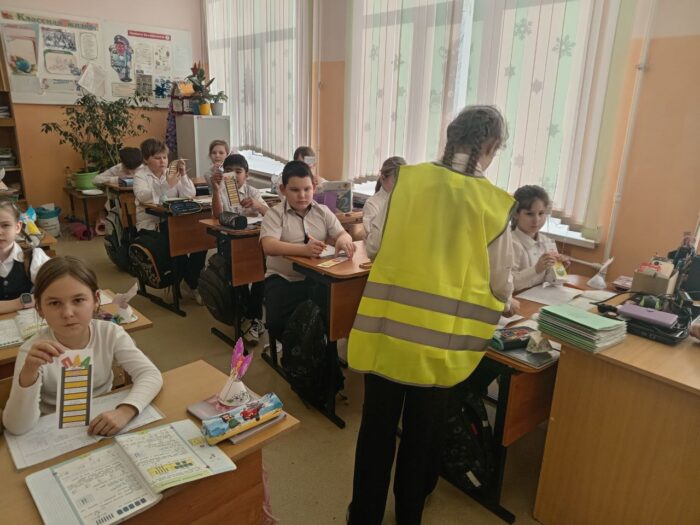 БезопаснаяЗима учащиеся начальной школы повторили правила дорожного движения (4)