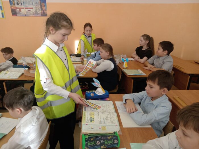 БезопаснаяЗима учащиеся начальной школы повторили правила дорожного движения (5)