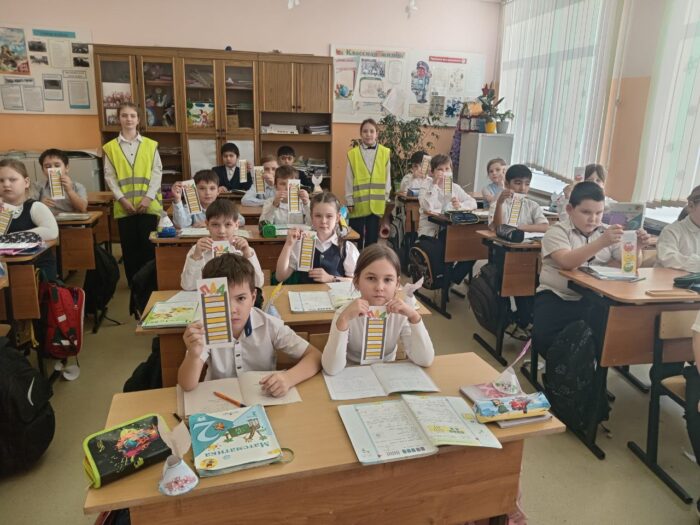 БезопаснаяЗима учащиеся начальной школы повторили правила дорожного движения (7)