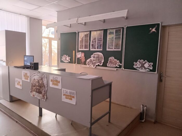 Просмотр фильма о кошках, спасающих жизни людей блокадного Ленинграда (2)