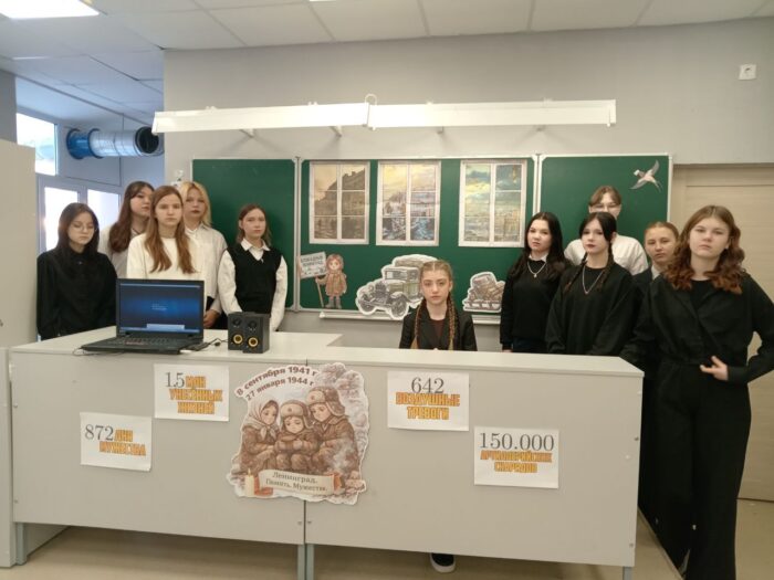 Просмотр фильма о кошках, спасающих жизни людей блокадного Ленинграда (3)