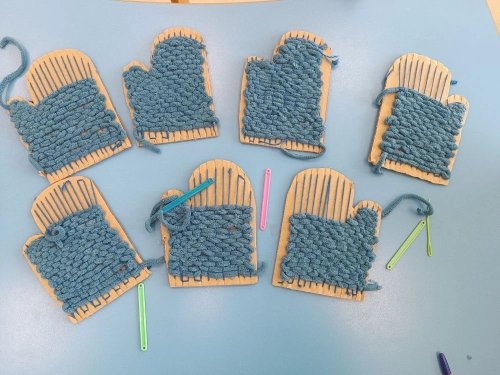 занятие в области художественно эстетического развития «Варежка» в технике ткачество (1)