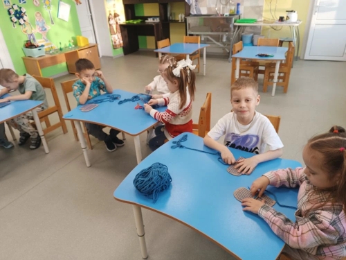 занятие в области художественно эстетического развития «Варежка» в технике ткачество (2)