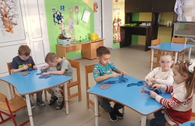 занятие в области художественно эстетического развития «Варежка» в технике ткачество (3)