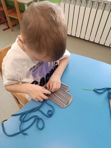 занятие в области художественно эстетического развития «Варежка» в технике ткачество (5)