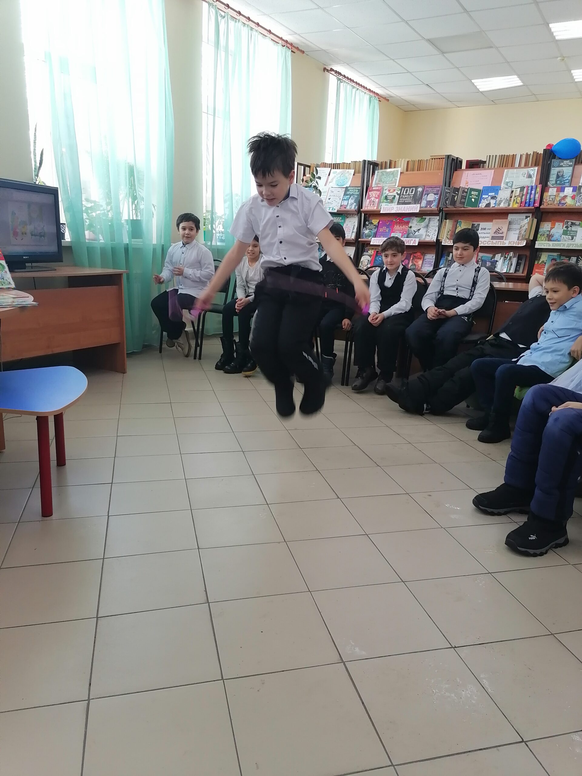 2 класс в библиотеке (5)