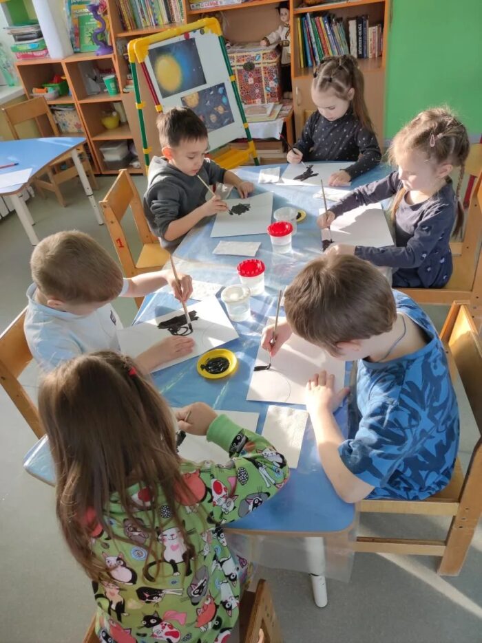 Аппликация с элементами рисования «Полёт в космос» (1)