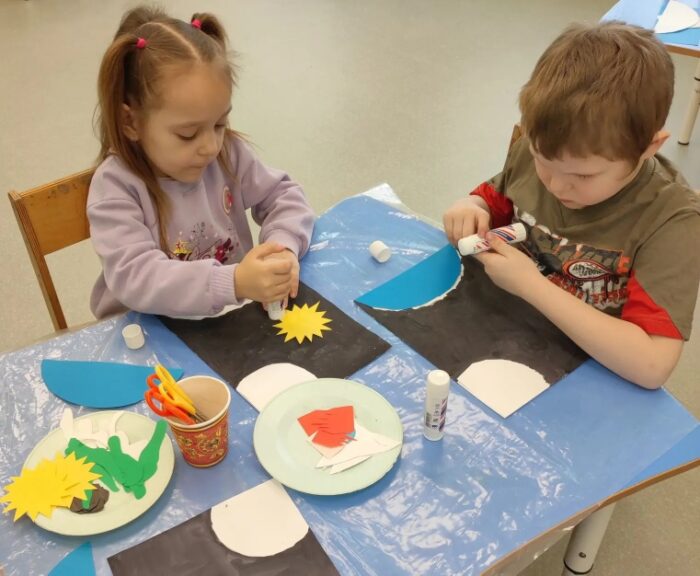 Аппликация с элементами рисования «Полёт в космос» (3)