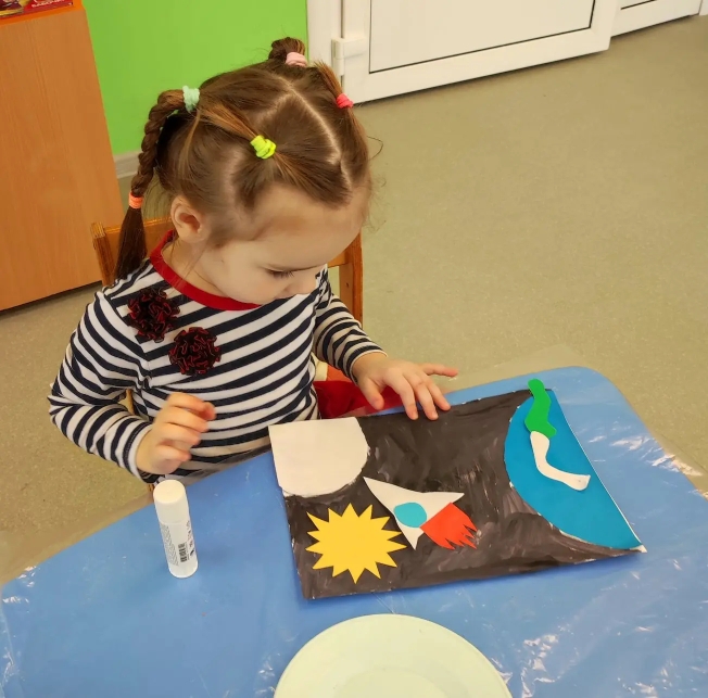 Аппликация с элементами рисования «Полёт в космос» (4)