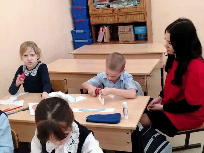 Поделка ко Дню Воссоединения Крыма с Россией в 1 классе (6)