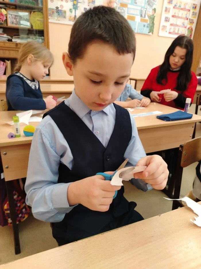 Поделка ко Дню Воссоединения Крыма с Россией в 1 классе (8)