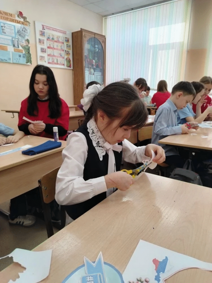 Поделка ко Дню Воссоединения Крыма с Россией в 1 классе (9)